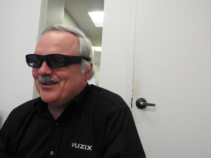  Paul Travers, CEO of Vuzix, 佩帶改公司 AR smartglasses